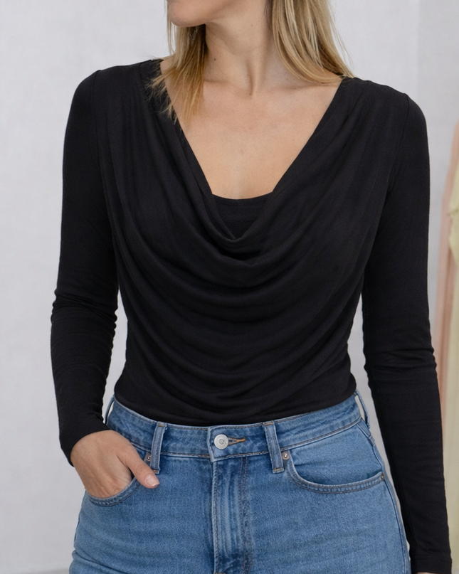 MAGLIA NERA SCOLLO SCESO