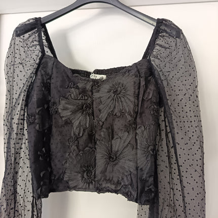 Top corto in chiffon velato con pallini in rilievo e increspature