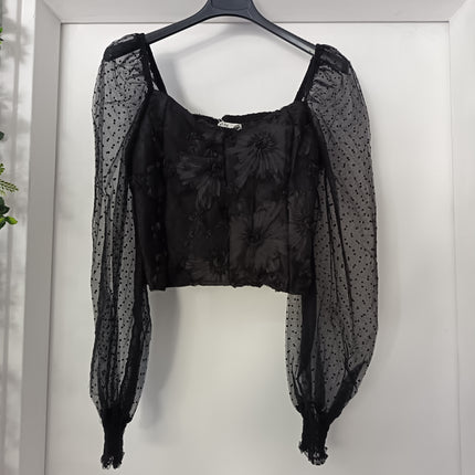 Top corto in chiffon velato con pallini in rilievo e increspature