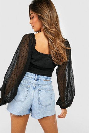 Top corto in chiffon velato con pallini in rilievo e increspature